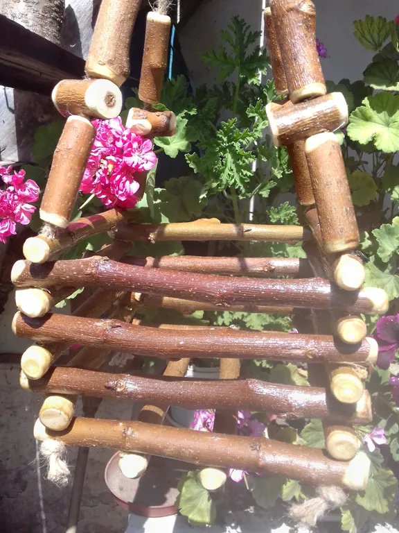 Дървен висящ цветарник